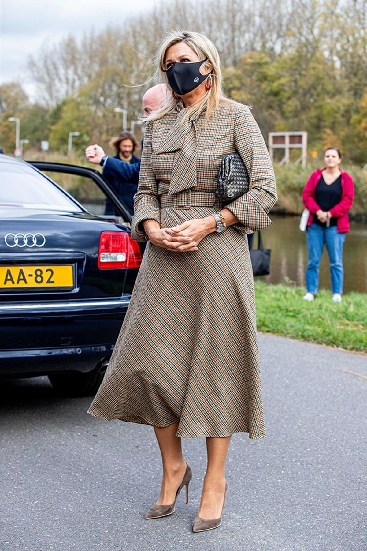 Maxima de Holanda con vestido de cuadro Burberry y mascarilla