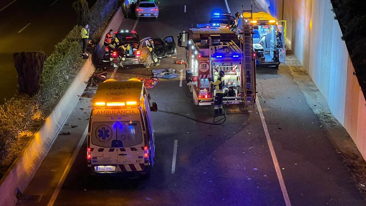 Accidente en Ibiza: un coche choca contra el quitamiedos de una rotonda y cae a la autovía