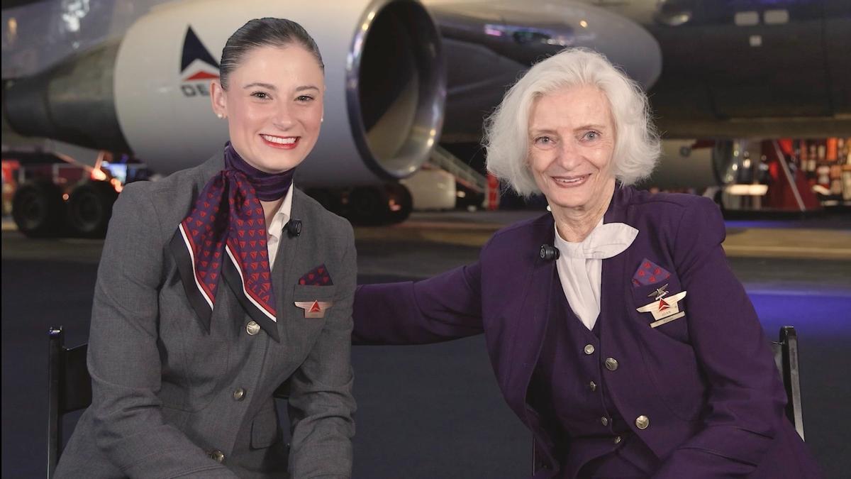 La auxiliar de vuelo más joven de Delta Air Lines, Alise Broussard, junto a la azafata con más antigüedad, Joan Prince Crandall.