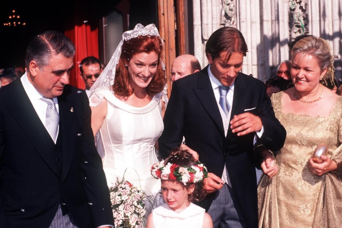 Malula y Míchel, a la salida de la iglesia de Los Jerónimos, en Madrid, del brazo de sus padrinos, tras contraer matrimonio el 5 de julio del año 2000.