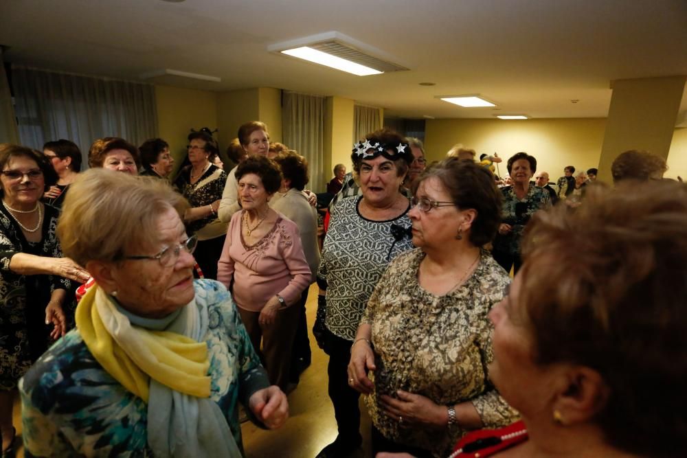 Fiesta de Les Comadres en el centro de mayores de Las Meanas