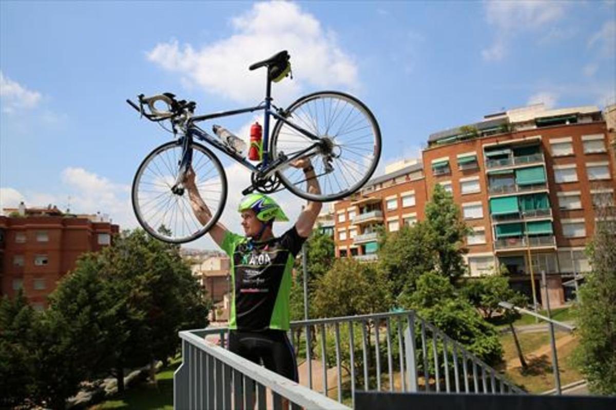D’Horta 8 Gallardo aixeca la seva bicicleta amb el seu barri de fons.