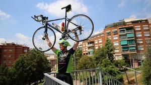 D’Horta 8 Gallardo aixeca la seva bicicleta amb el seu barri de fons.