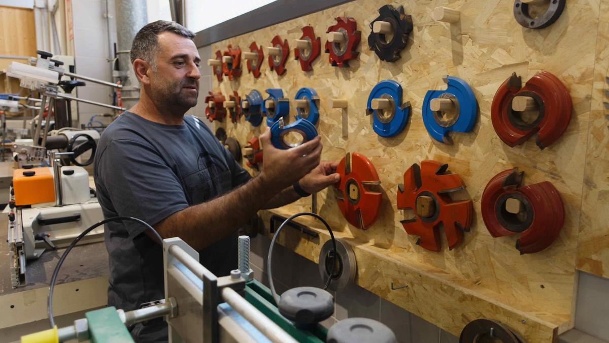 El profesorado de ciclos formativos del IES Politècnic de Castelló, preparando las aulas durante esta semana.