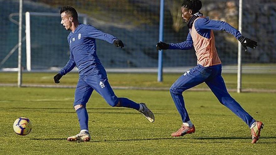 Tejera conduce el balón presionado por Boateng.