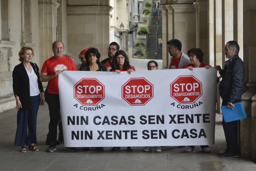 El colectivo denuncia la complacencia de Xulio Ferreiro con Abanca, entidad financiera a la que responsabiliza de la intención de desahuciar a los propietarios de tres viviendas.