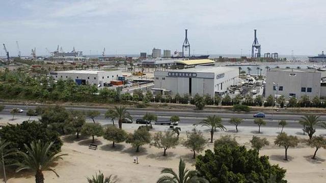 Vista de la zona de ampliación del Puerto, con los nuevos muelles al fondo, desde las viviendas cercanas