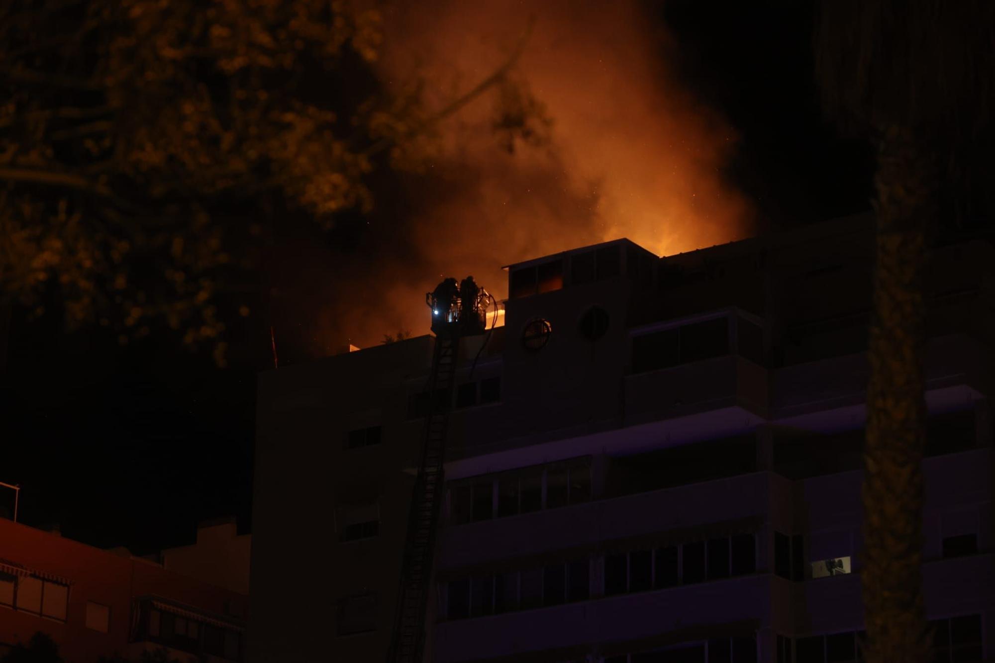 Aparatoso incendio en un piso de Playa de San Juan en Alicante