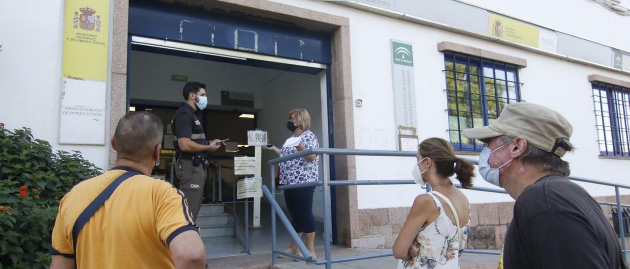 Usuarios esperan para acceder a una oficina de Empleo en la avenida de Campo Madre de Dios.