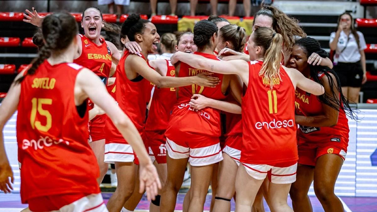 Las jugadoras celebrando el bronce sub-18