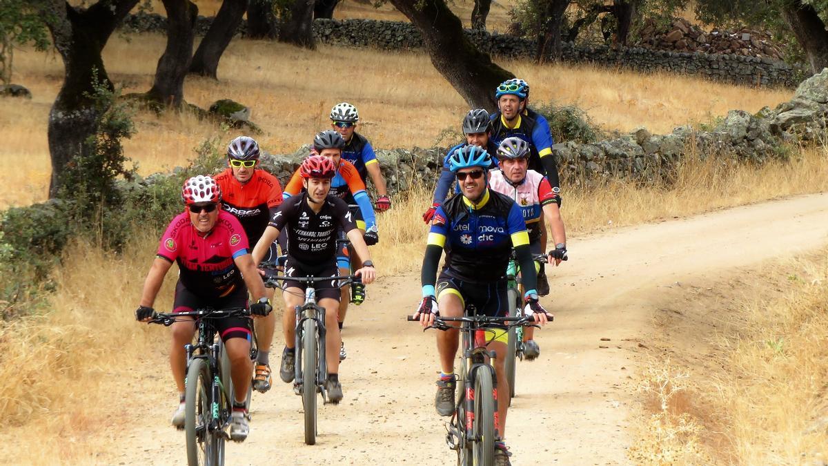 Grupo de ciclistas por uno de los caminos públicos de la localidad