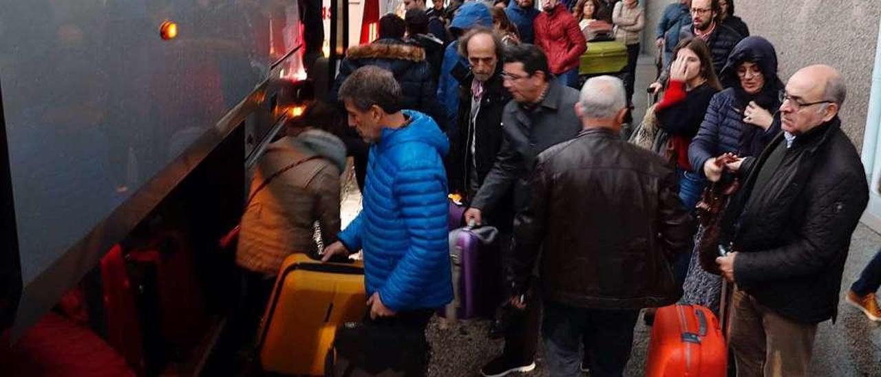 Viajeros de uno de los vuelos que no pudieron aterrizar en Vigo el pasado domingo por temporal. // J.Lores