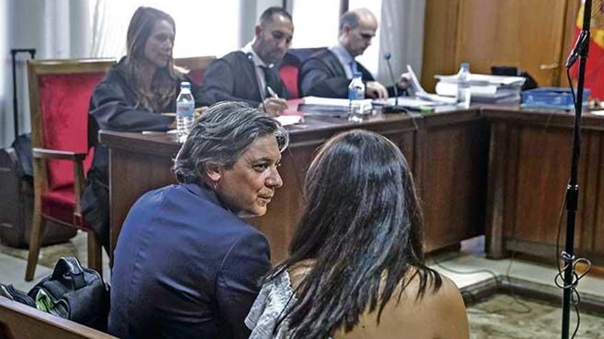 Francisco Carvajal y María del Carmen Jiménez ayer en el juicio.