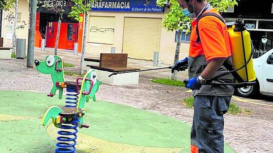 Benicàssim y Fobesa refuerzan la limpieza de los parques infantiles