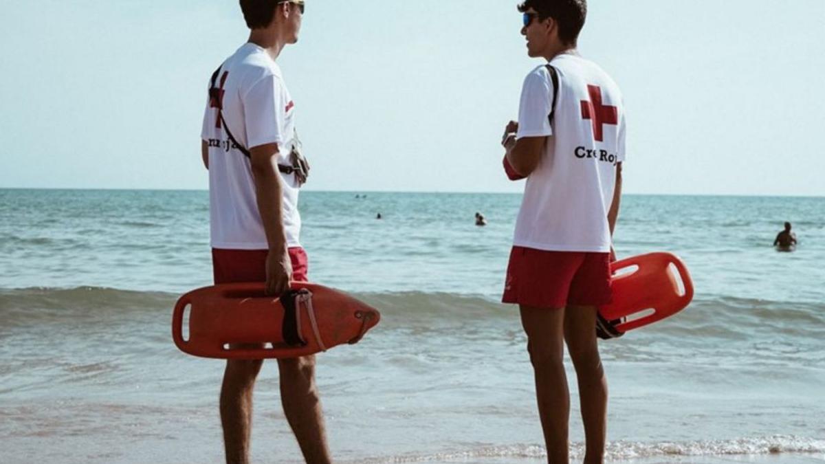 Dos socorristas de Cruz Roja, en una playa de la Safor. | LEVANTE-EMV