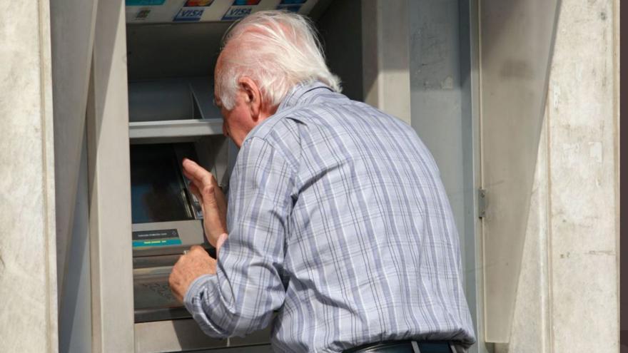 La banca es compromet a mantenir les llibretes dels clients més grans de 65 anys