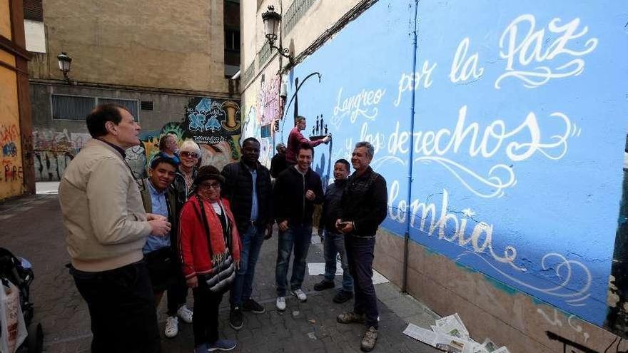 El Alcalde, la concejala de Cooperación Internacional y los refugiados, junto al mural pintado ayer.