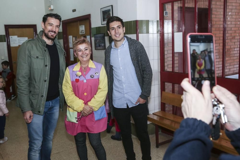 Visita de los jugadores del Real Oviedo, Toché y Héctor, al Colegio Buenavista I