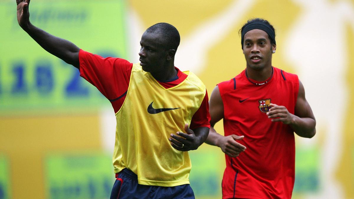 Lilian Thuram y Ronaldinho, en un entrenamiento del Barça en el campo de La Masia en 2006.