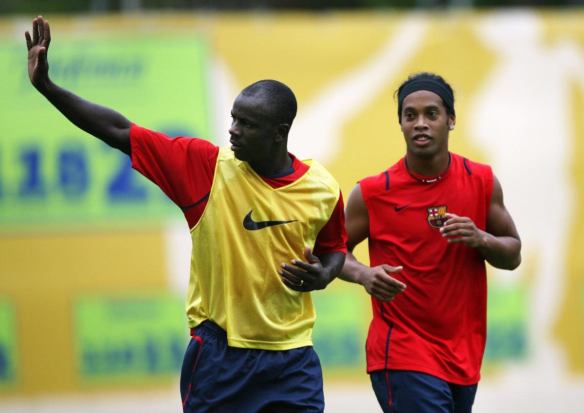 Lilian Thuram y Ronaldinho, en un entrenamiento del Barça en el campo de La Masia en 2006.