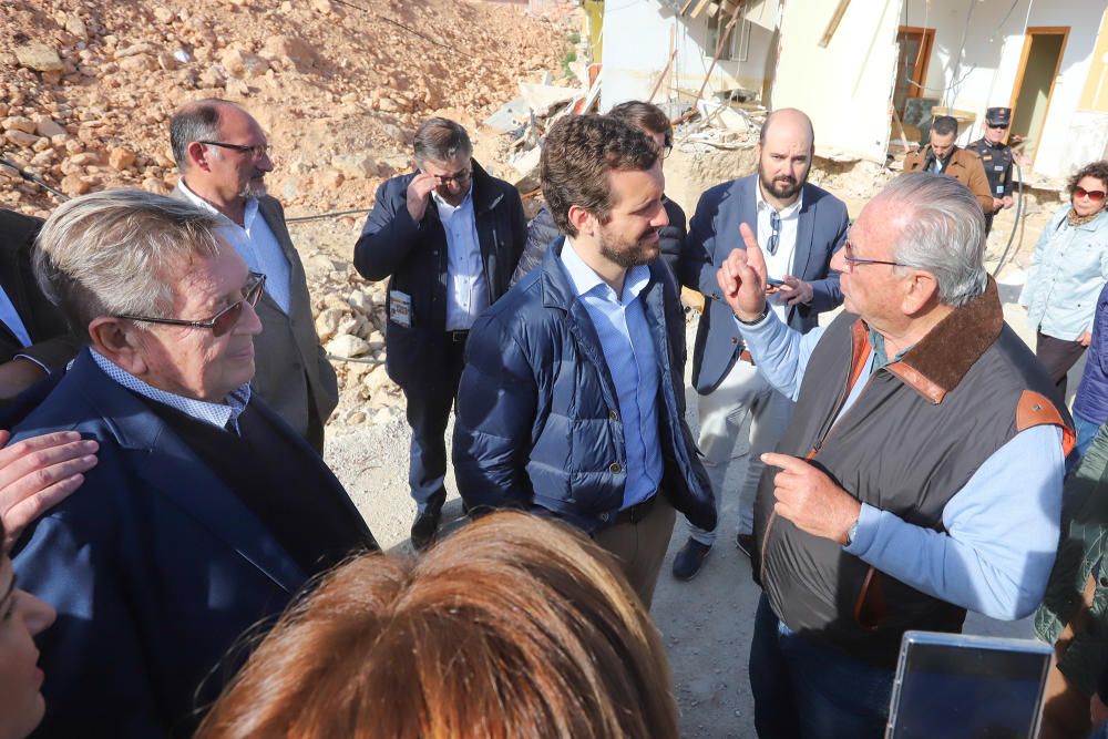 El presidente del PP, Pablo Casado, visita la zona de Almoradí en la que se rompió la mota del Segura