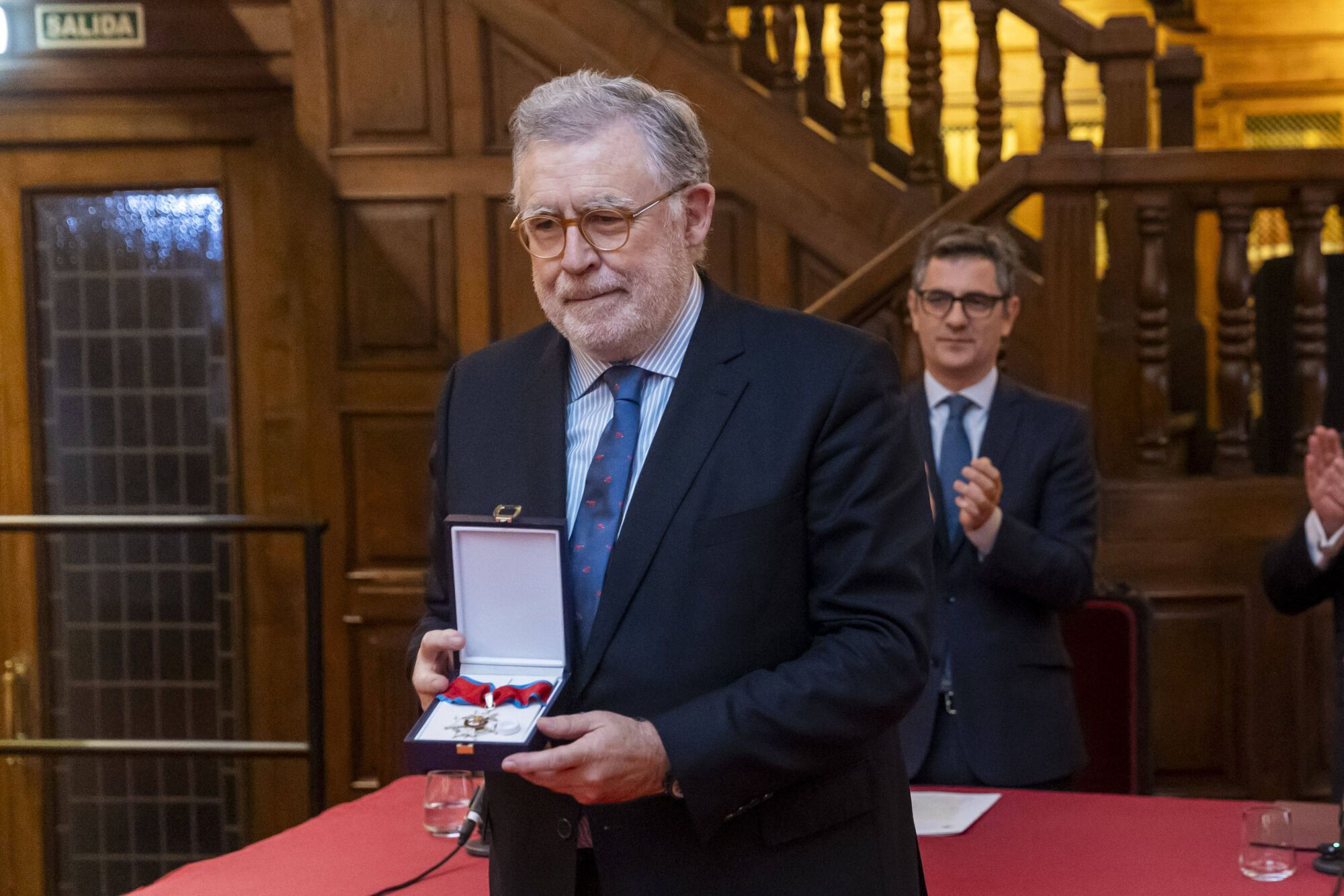EN IMÁGENES: El ministro Félix Bolaños condecora a ocho funcionarios asturianos