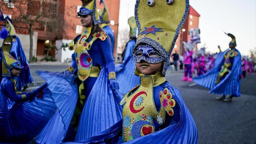 El carnaval cacereño llena las calles y reivindica un tren digno