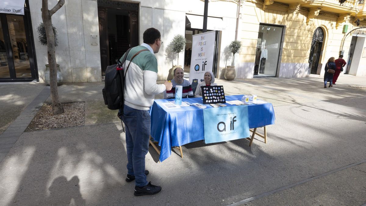 Mesa informativa en Vara de Rey para el Día Internacional del Asperger.