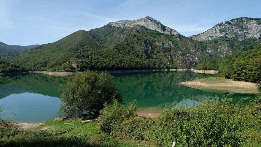 El embalse de Tanes, en el parque natural de Redes.