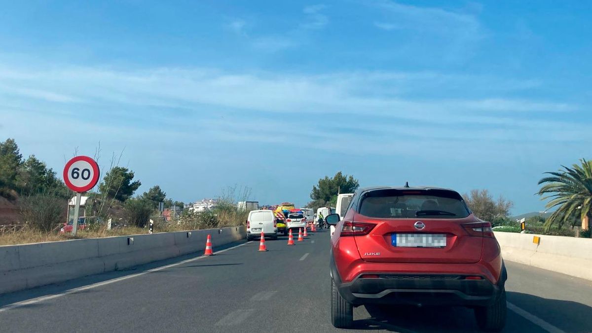 Retenciones en la carretera de Santa Eulària en hora punta por un coche volcado