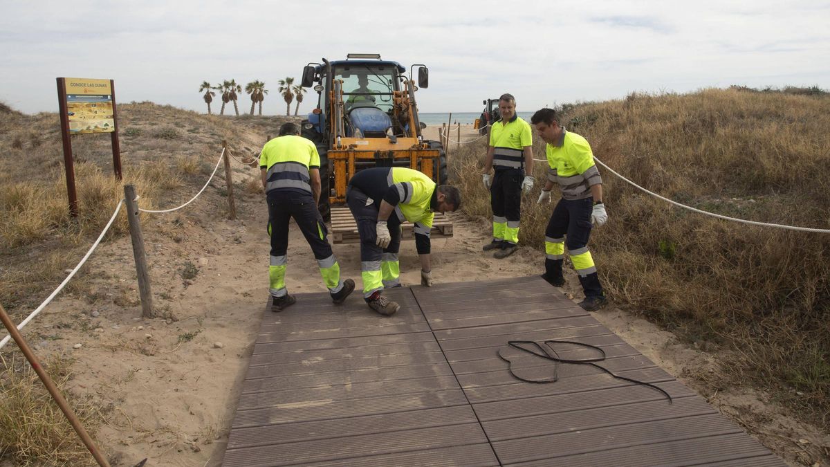 Trabajos para poner a punto la playa en Canet, en una imagen de archivo.