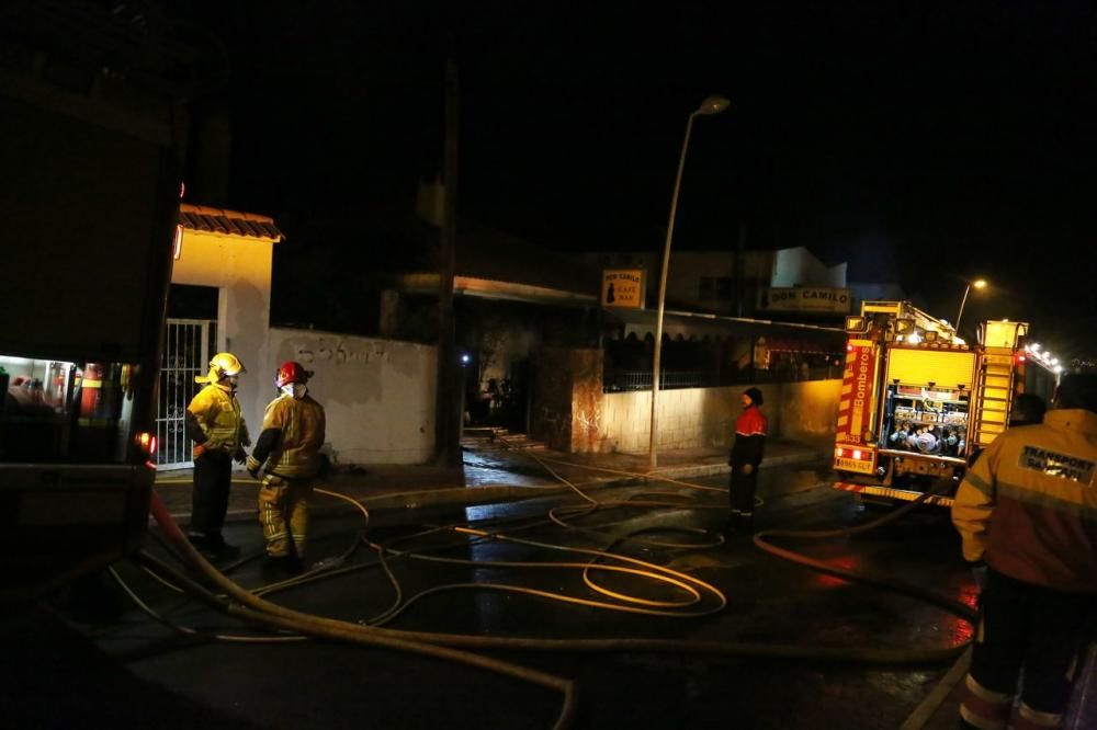 Los bomberos de Torrevieja y Almoradí han podido sofocar las llamas en el incendio de una pizzería en Torrevieja