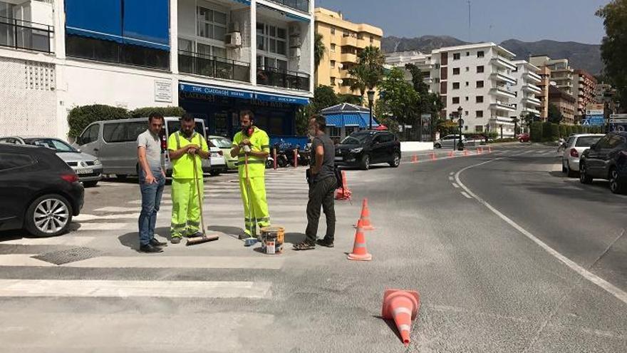 Imagen de la zona acotada para los ciclistas en el recorrido alternativo al paseo marítimo de Marbella.