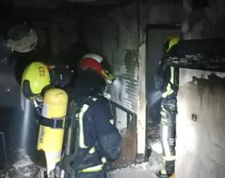 Un incendio obliga a confinar a varios vecinos y calcina una vivienda en Orpesa