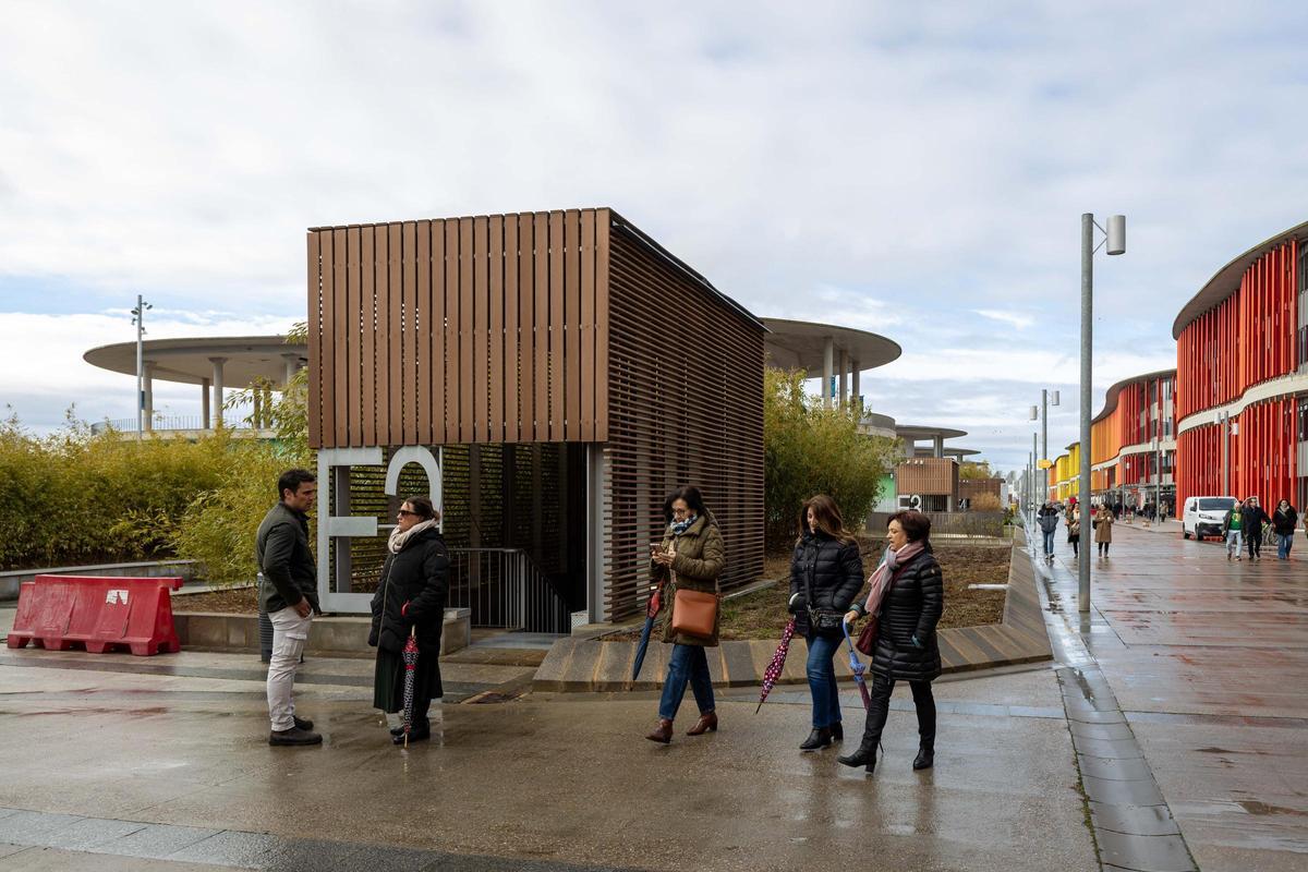 Varias personas pasean este miércoles por la zona de la Expo.