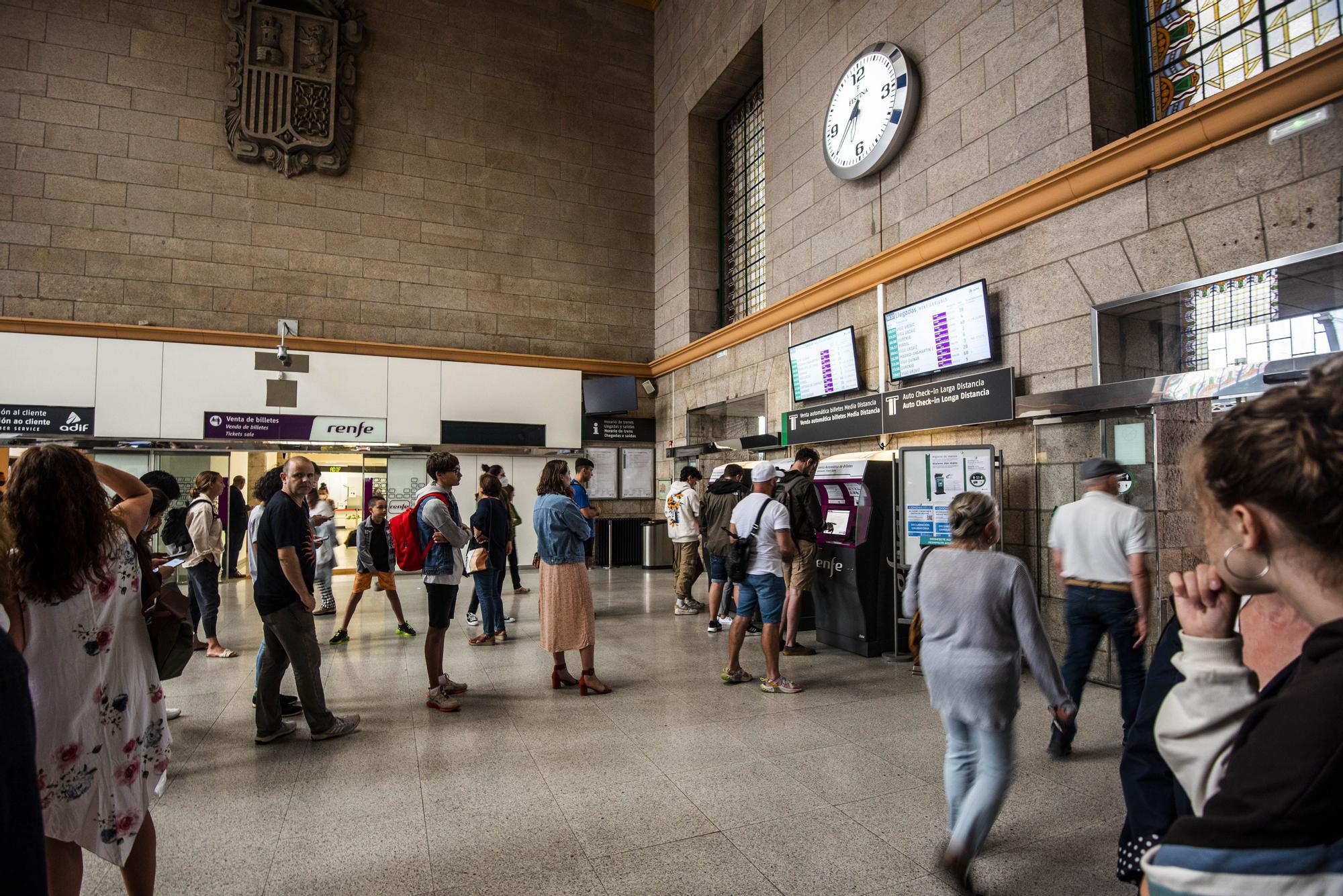 Colas en Galicia y colapso del sistema el primer día de los abonos gratuitos de Renfe