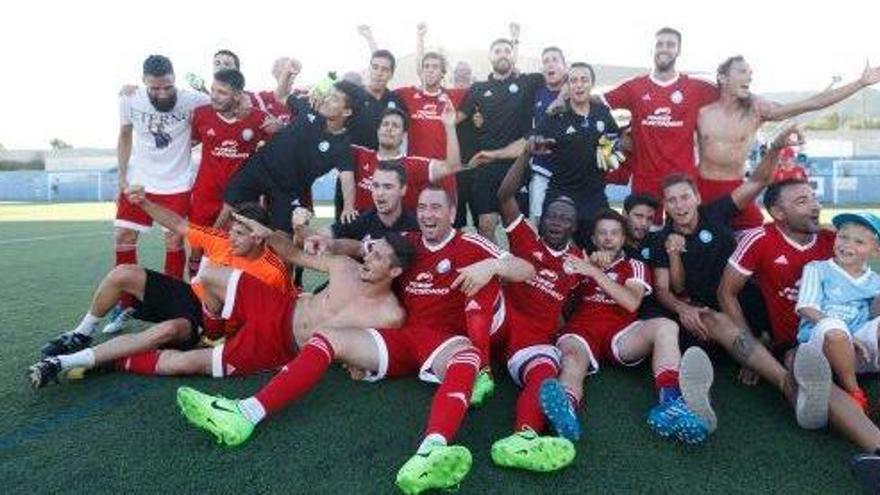 Los jugadores de la UD Ibiza celebran el ascenso a Tercera que consiguieron el sábado y que impugnó el Santanyí.