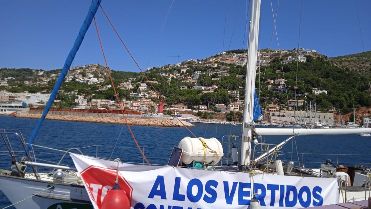 El veler ‘Diosa Maat’, d’Ecologistes en Acció, al port de Xàbia