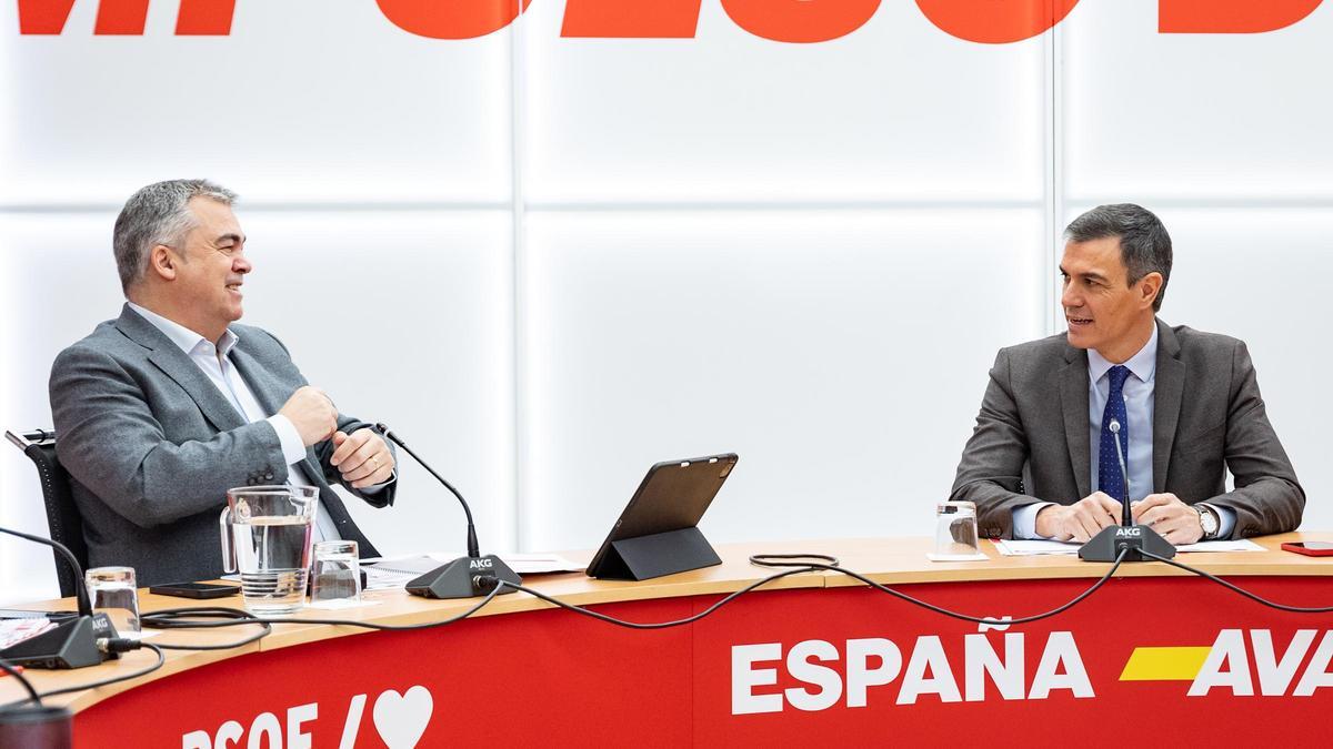 El presidente del Gobierno, Pedro Sánchez, y el secretaro de Organización del PSOE, Santos Cerdán, este lunes en Ferraz.