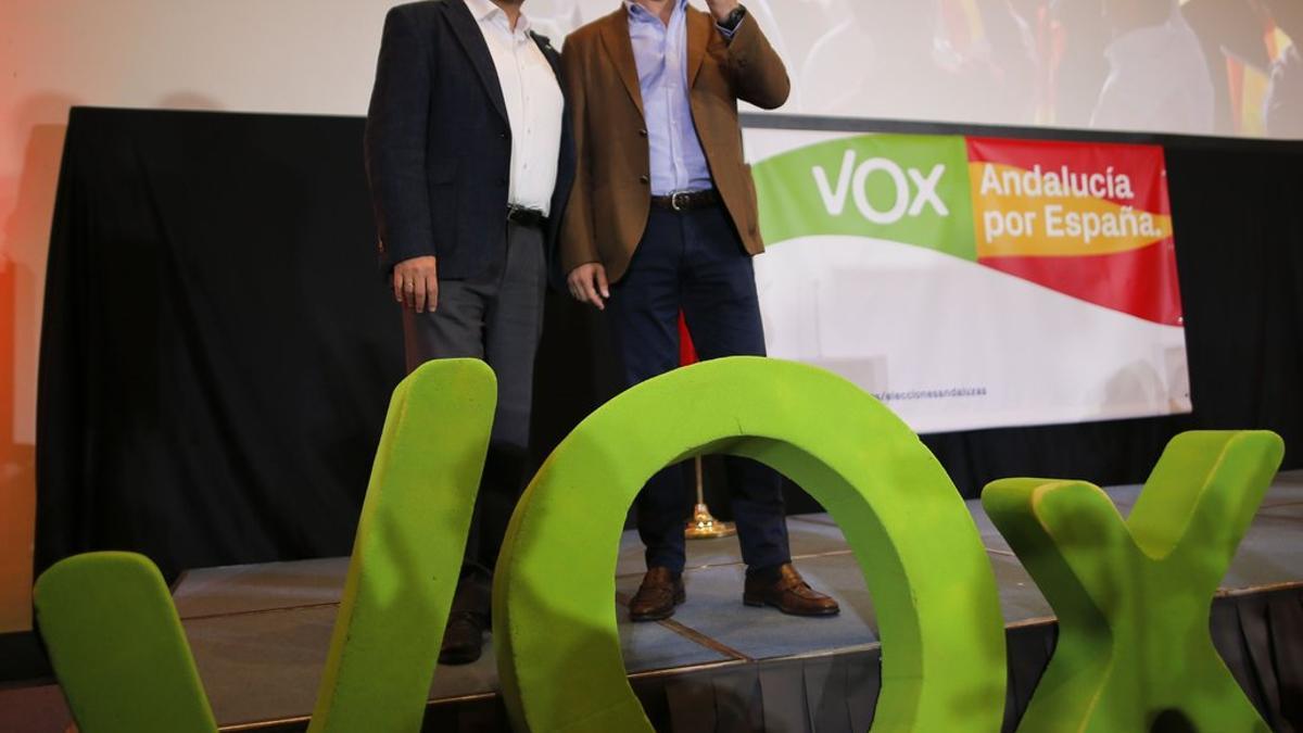 Francisco Serrano y Santiago Abascal, durante la rueda de prensa de Vox, este lunes en Sevilla.