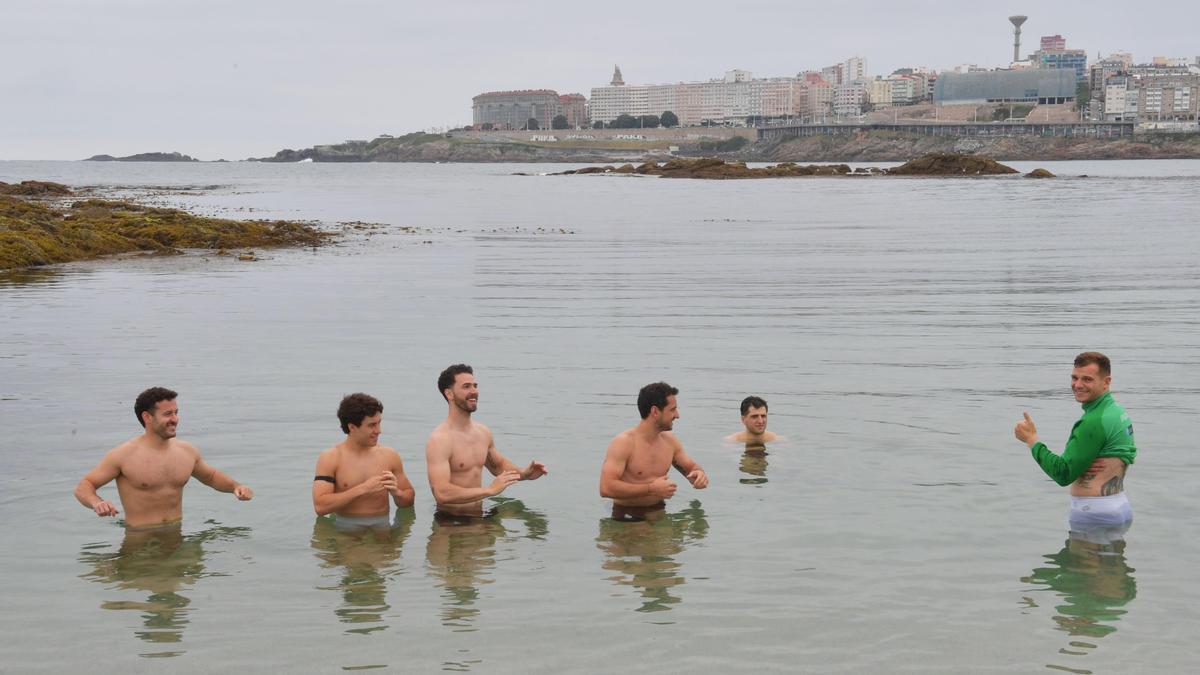 Blai Roca, Jacobo Copa, Nuno Paiva, Toni Pérez, Nil Cervera y César Carballeira se bañan en Riazor.
