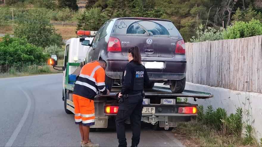 La grúa se lleva el vehículo parado en medio de una carretera de Ibiza