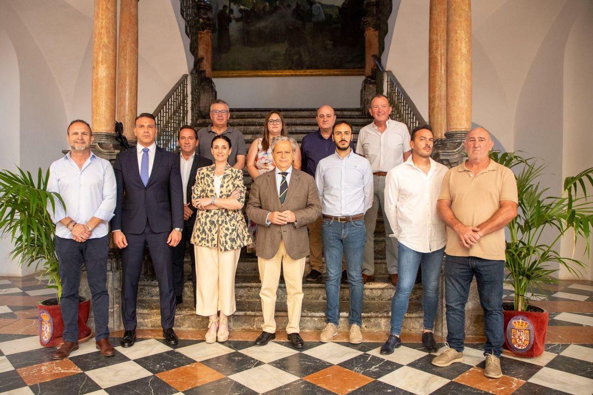 El presidente de la Diputación, con los alcaldes y concejales de los ayuntamientos beneficiarios de las VPO.