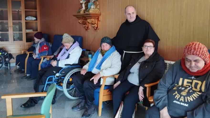 Los jubilados de Ròtova tejen gorros y bufandas para los franciscanos de Palma