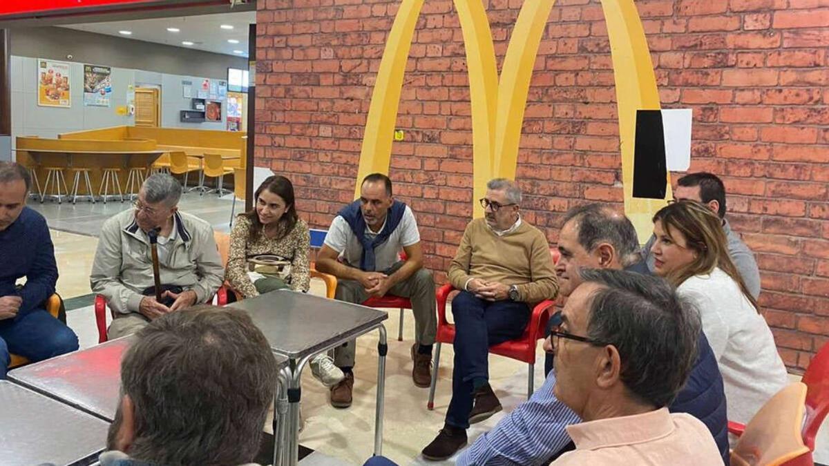 Ciudadanos en Alicante, reunidos en un McDonald&#039;s