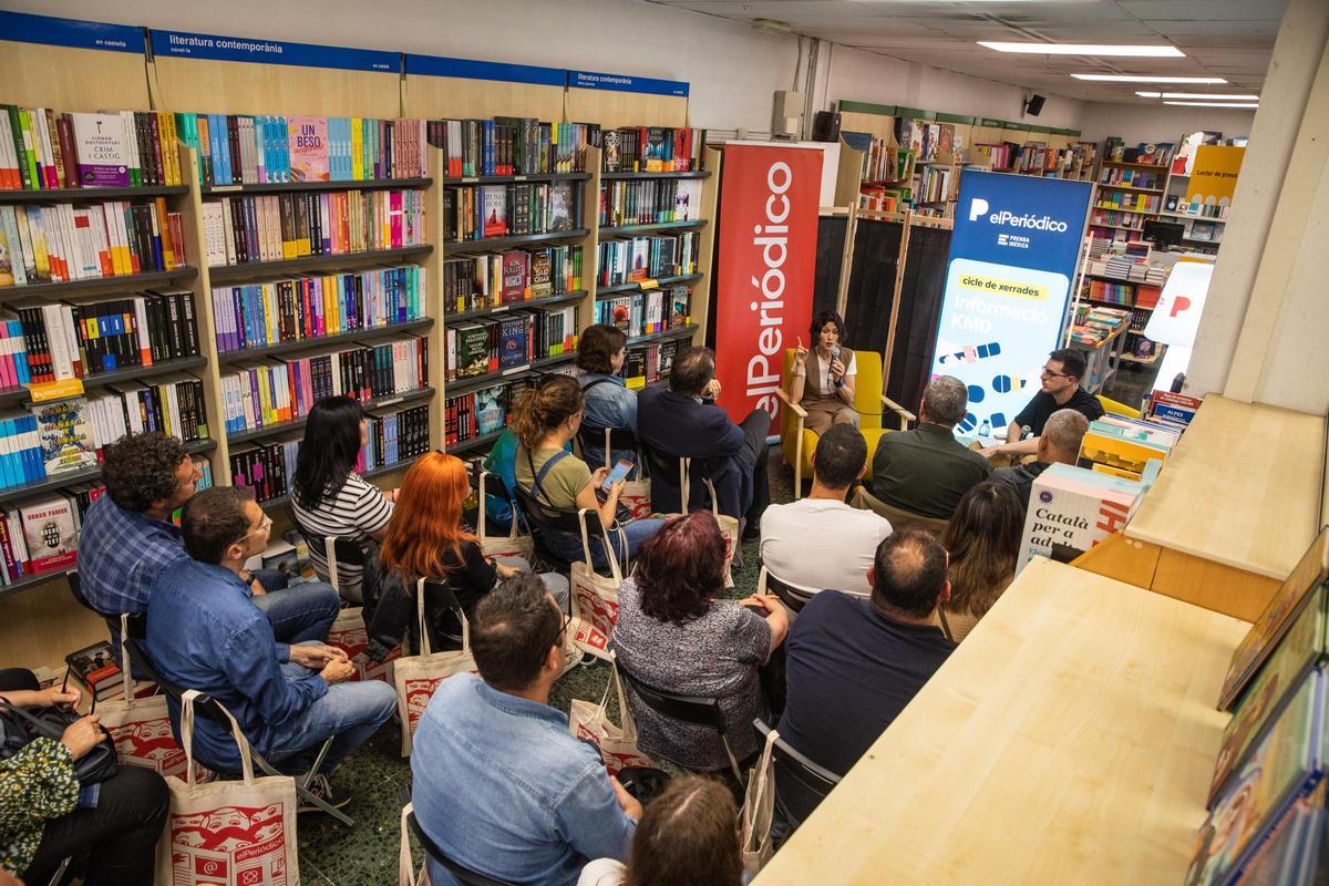 Aspecto de la sala durante la conversación con la alcaldesa de Santa Coloma, Núria Parlon