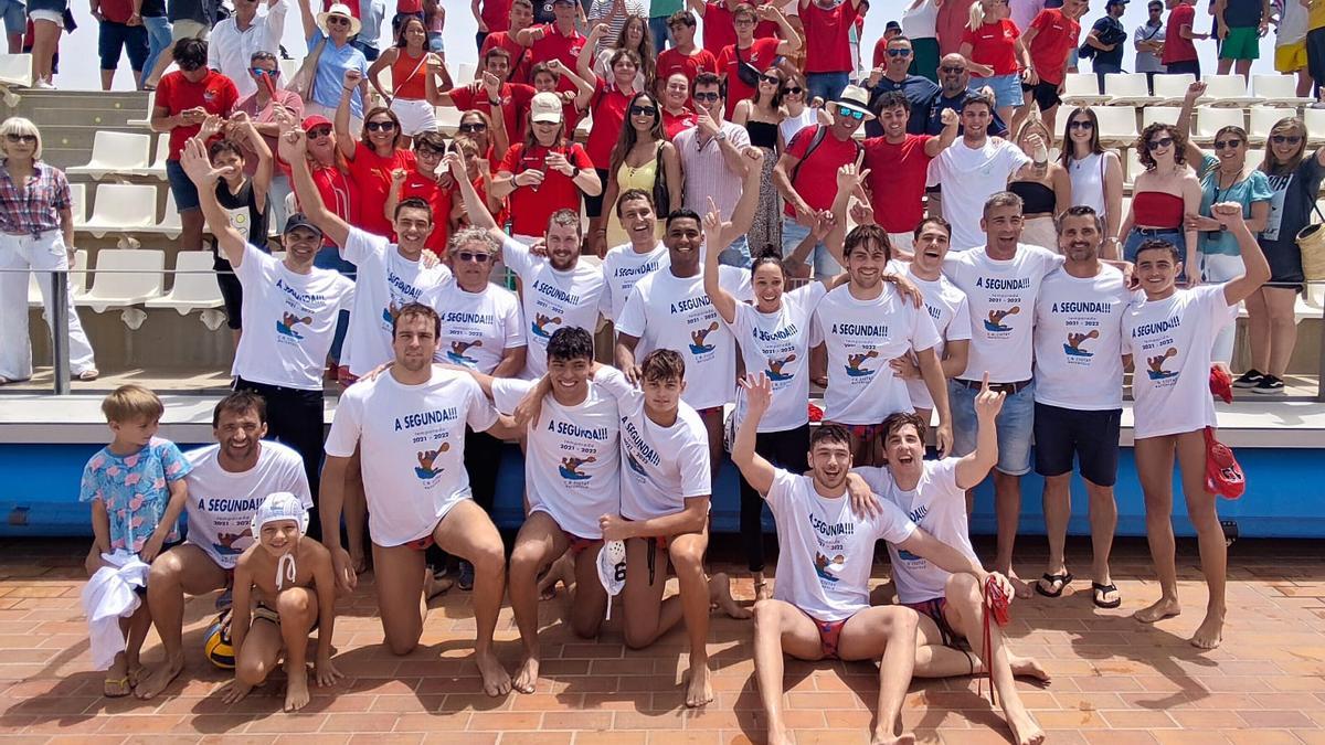 Los jugadores del CN Ciutat de Palma festejan el ascenso a Segunda.