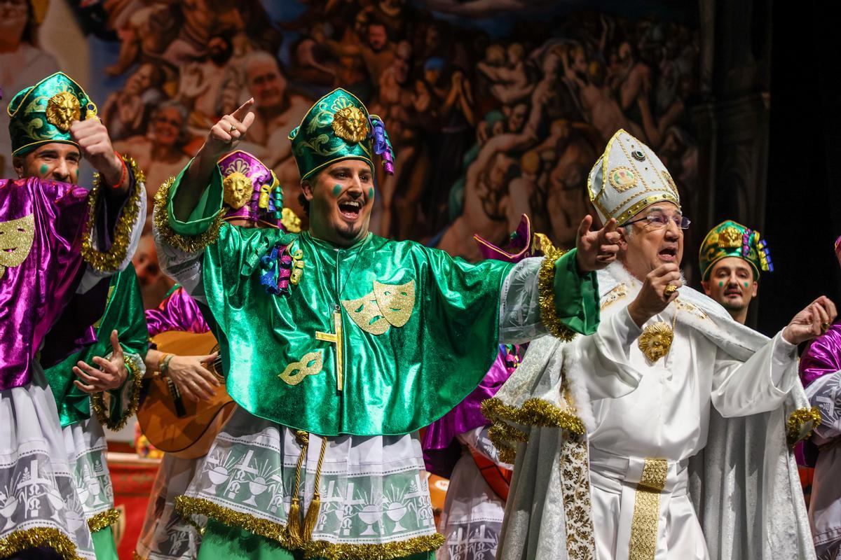 La murga de los Leones, con su propuesta 'Mira si tenemos fe, que lo intentamos otra vez', en la segunda preliminar del COAC del Carnaval