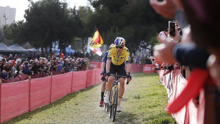 Van Aert vence con suspense a Van der Poel, y Felipe Orts octavo en Benidorm