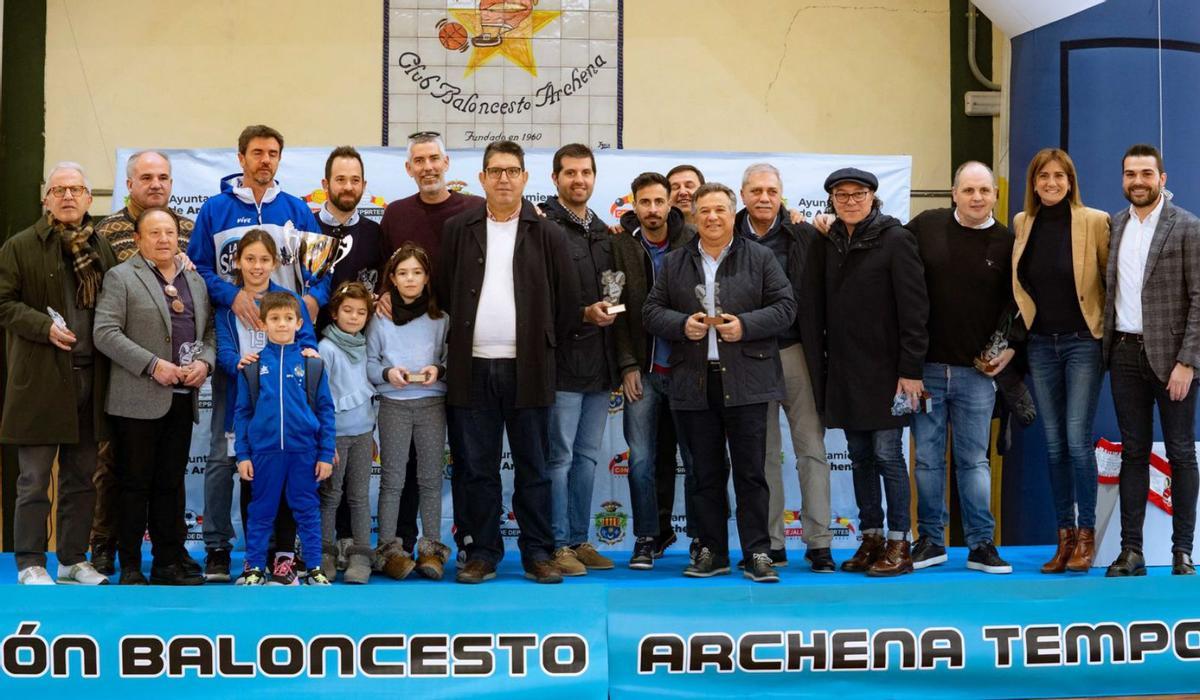Directivos, jugadores y técnicos del equipo de hace quince años, en el homenaje. | L.O.